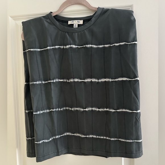 Tops - Gray tank top with padded shoulders